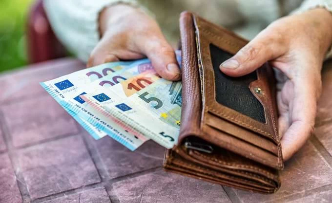 Πρεμιέρα για νέο κατώτατο μισθό: Πως διαμορφώνονται μηνιαίες αμοιβές, κατώτερα ημερομίσθια και επιδόματα